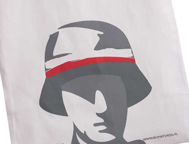 Sac réalisé en modèle TS avec surimpression avant couture. 